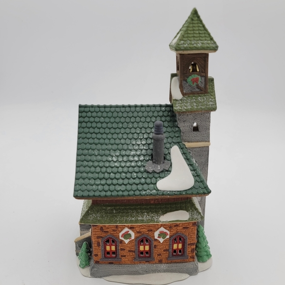 DEPARTMENT 56 chapel North Pole series - Picture 2 of 8